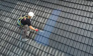 Jak pomalować dachówkę betonową? Najlepsze farby i porady.