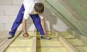 Co na podłogę na strychu? Najlepsze materiały i metody układania