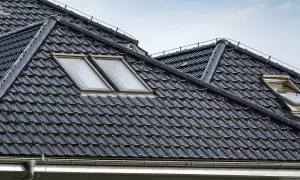 Jakie dachówki ceramiczne wybrać? Kluczowe informacje i porady.