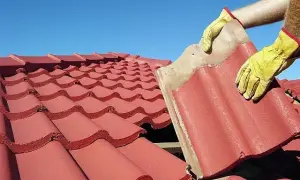 Jak naprawić pękniętą dachówkę? Szybkie i skuteczne metody naprawy