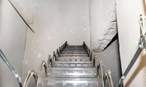 Jak zamontować właz na strych? Krok po kroku do idealnego dostępu