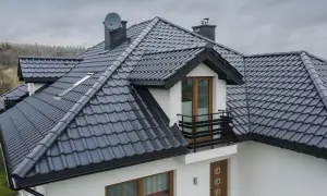 Dach z dachówki czy blachodachówki – co wybrać, aby uniknąć kosztów?