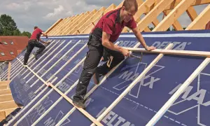 Jaka folia na dach pod dachówkę? Kluczowe informacje o najlepszym wyborze