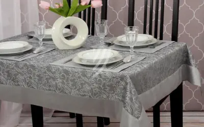 Jaki obrus na stół do salonu, aby stylowo i funkcjonalnie urządzić wnętrze?