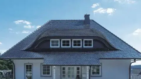 Rodzaj dachówki ceramiczne układane jak rybia łuska – poznaj ich zalety i zastosowanie