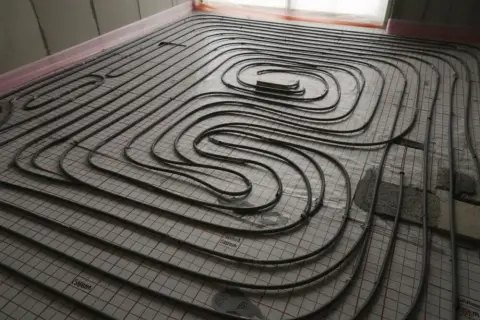 Ile pętli podłogówki potrzebujesz do salonu 30 m², aby zaoszczędzić?