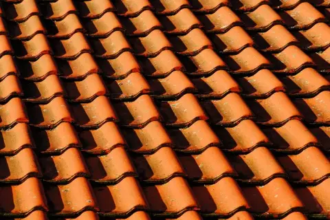 Ile waży dachówka cementowa? Kluczowe informacje o jej ciężarze i wymiarach