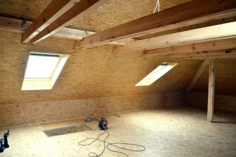 Podłoga na strychu: deski czy OSB – co wybrać dla idealnego efektu?