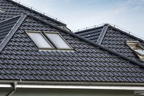 Jakie dachówki ceramiczne wybrać? Kluczowe informacje i porady.