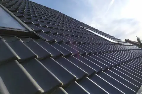 Jakie są koszty metra kwadratowego dachówki? Poznaj szczegóły i ceny.