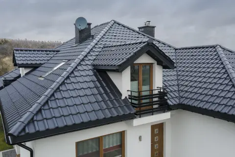 Dach z dachówki czy blachodachówki – co wybrać, aby uniknąć kosztów?