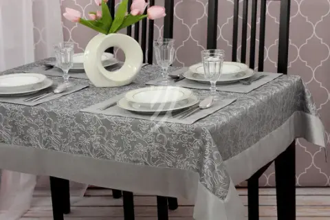 Jaki obrus na stół do salonu, aby stylowo i funkcjonalnie urządzić wnętrze?