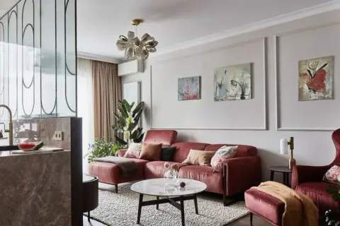 Inspiracje na ścianę przy stole w salonie – stwórz elegancką aranżację