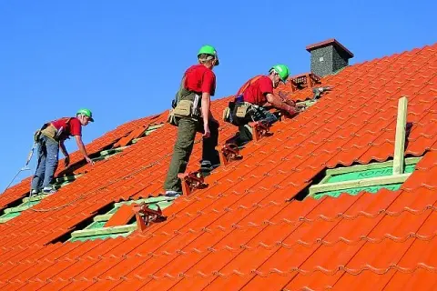 Jak naprawić dach z dachówki - skuteczne metody i ważne wskazówki