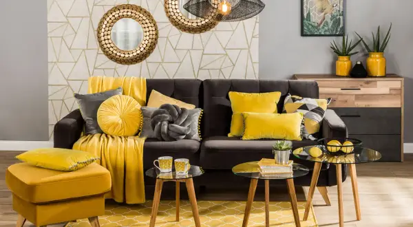 Co powiesić na ścianie w salonie? 12 inspirujących pomysłów na dekorację
