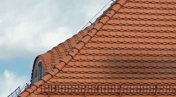 Z czego jest dachówka? Poznaj materiały i tajniki produkcji dachówek
