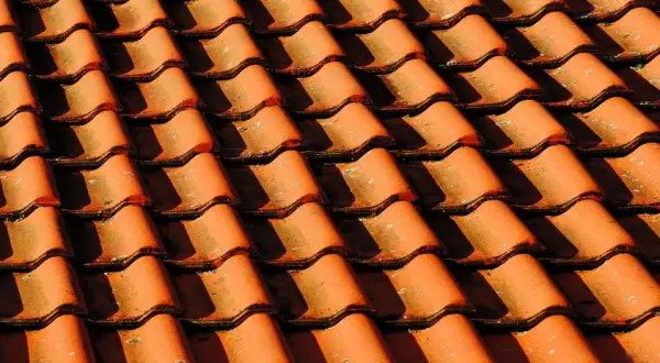 Ile waży dachówka cementowa? Kluczowe informacje o jej ciężarze i wymiarach