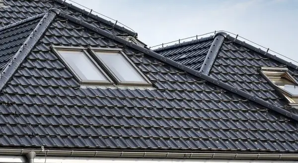 Jakie dachówki ceramiczne wybrać? Kluczowe informacje i porady.