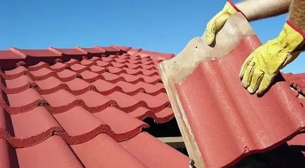 Czym skleić pękniętą dachówkę? Skuteczne metody naprawy i porady