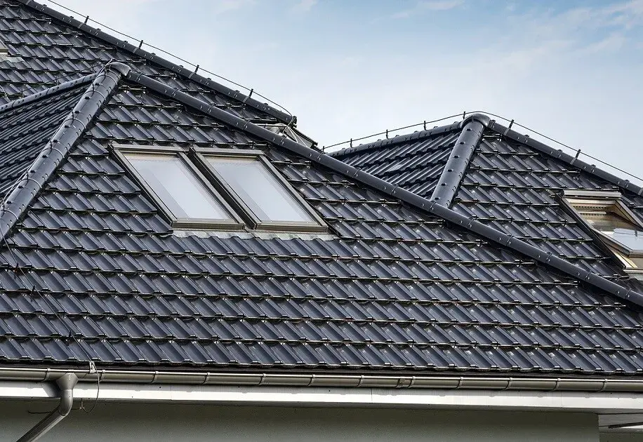 Jakie dachówki ceramiczne wybrać? Kluczowe informacje i porady.