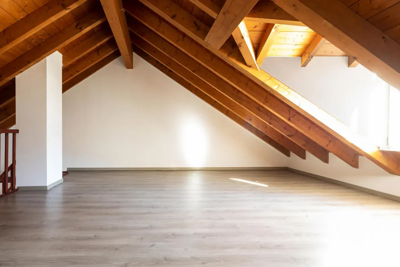 Czy strych wlicza się do powierzchni użytkowej? Ważne informacje i interpretacje