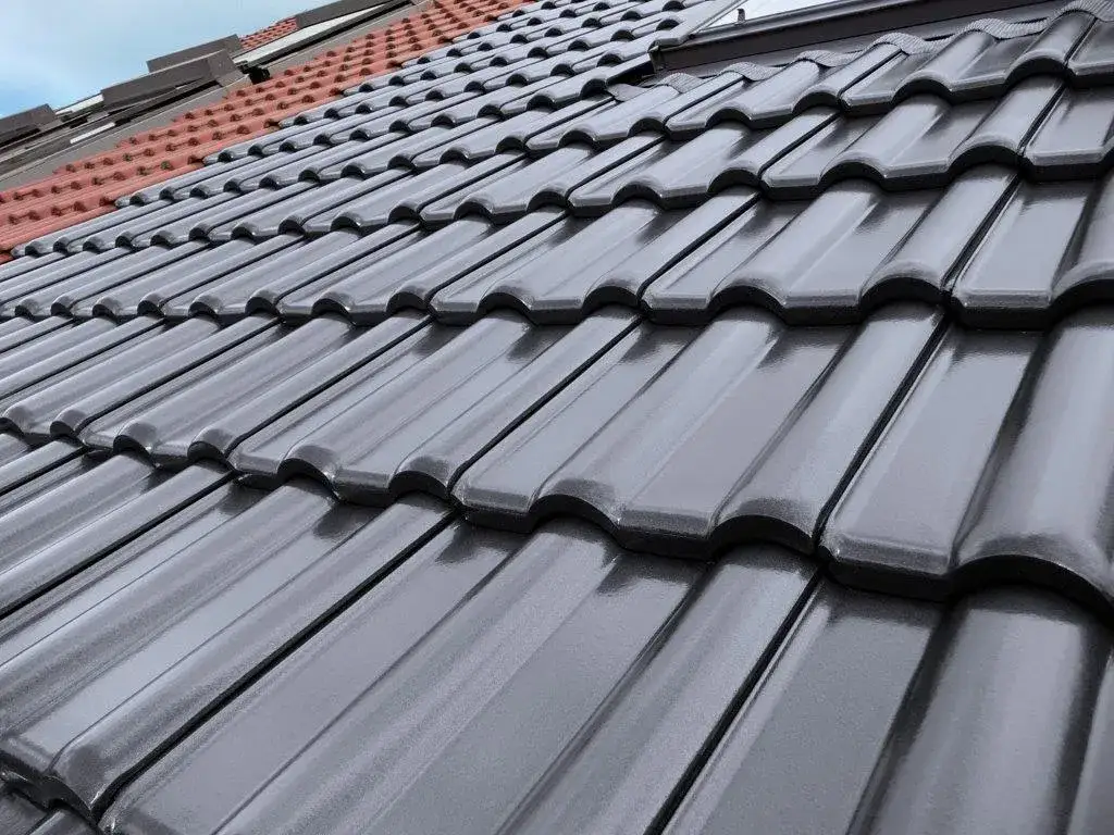 Zdjęcie Dachówka angobowana – co to znaczy i dlaczego warto ją znać?