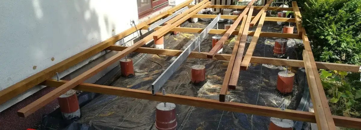 Zdjęcie Jak prawidłowo ustawić legary pod taras? Kluczowe informacje i porady.