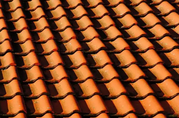 Ile waży dachówka cementowa? Kluczowe informacje o jej ciężarze i wymiarach