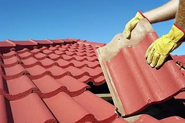 Jak naprawić pękniętą dachówkę? Szybkie i skuteczne metody naprawy