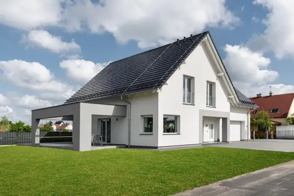 Jakie okna do grafitowej dachówki? Idealne kolory dla harmonijnego wyglądu